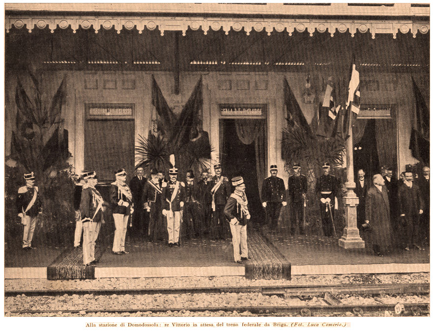 Stazione di Domodossola, il Re aspetta il treno inaugurale da Briga