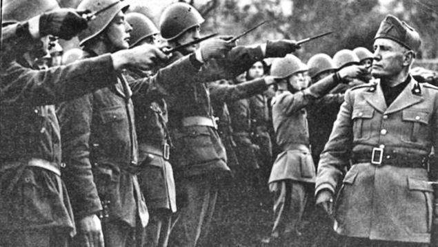 Mussolini passa in rassegna un drappello di volontari della Repubblica di Salò
