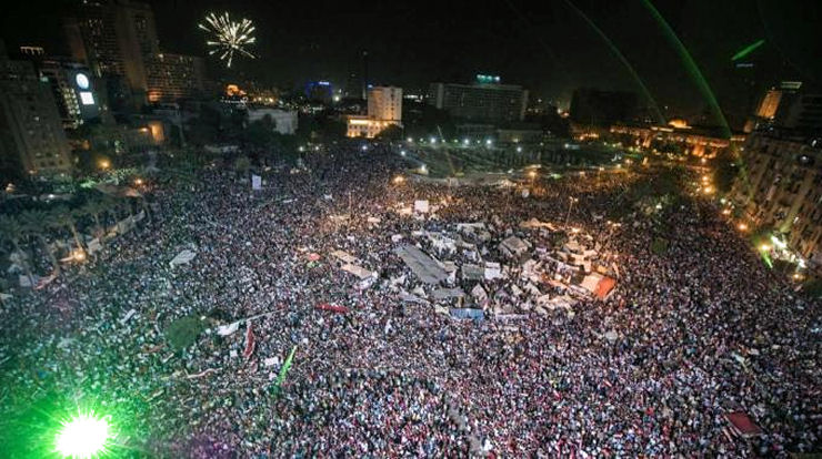 la folla in piazza Tahir