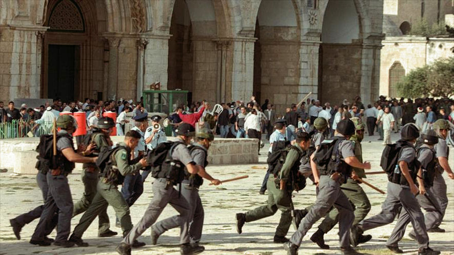 la polizia davanti la moschea di al-Aqsa