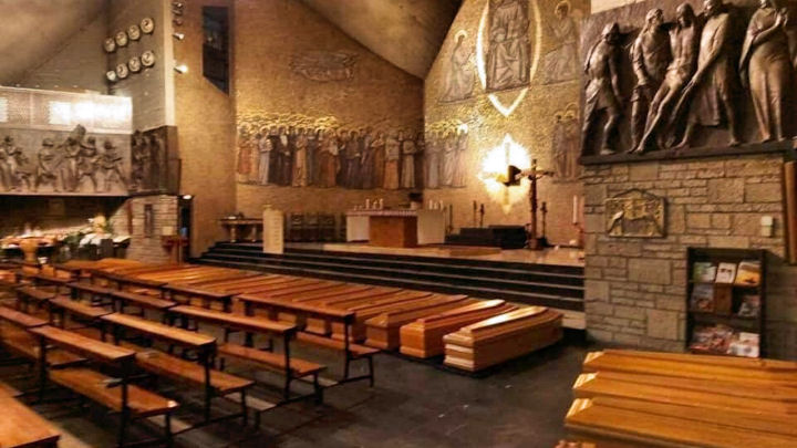Bergamo - bare allineate in Chiesa in attesa di sepoltura