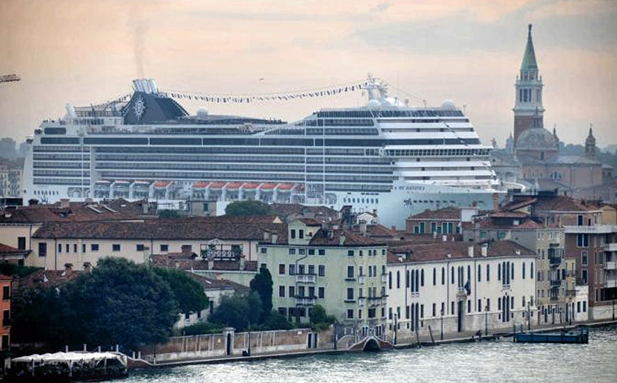 Una nave da crociera, a Venezia, transita nel Bacino di San Marco: eccone la mole, dal Canal Grande.