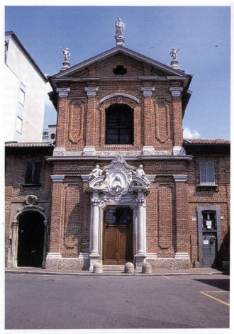 la facciata della chiesa