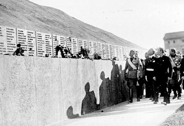 Mussolini inaugura il Monumento ai Caduti - archivio storico biblioteca civica
