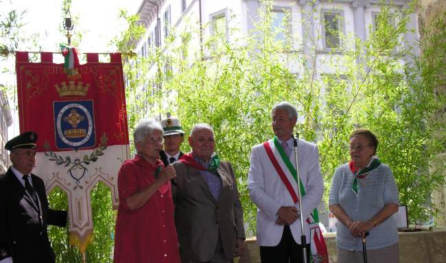Rosella Stucchi, presidente dell'ANPI di Monza con Egeo Mantovani, il sindaco e Angela Ronchi