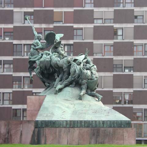 il monumento appiattito contro il palazzo Upim - foto Giuseppe Pizzi