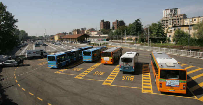 stazione degli autobus e, in fondo, il parcheggio