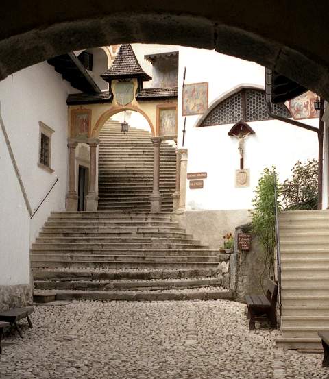 l'ingresso e l'inizio delle scalinata - foto Franco Isman