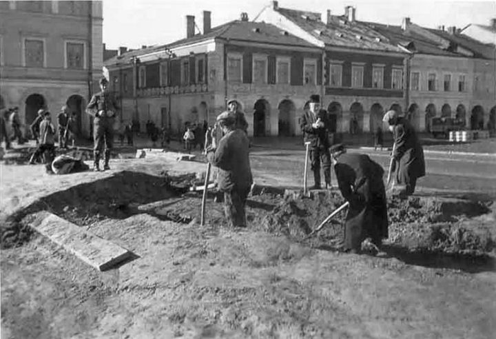 lavoratori ebrei schiavi in una piazza della citt