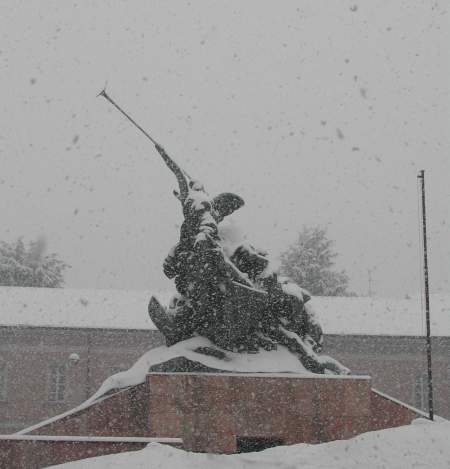 il monumento addolcito dalla neve